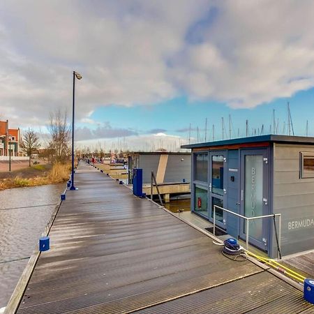 Modern Houseboat In Marina Of Volendam Hotel Exterior photo