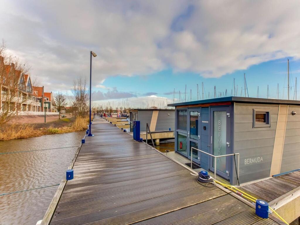 Modern Houseboat In Marina Of Volendam Hotel Exterior photo