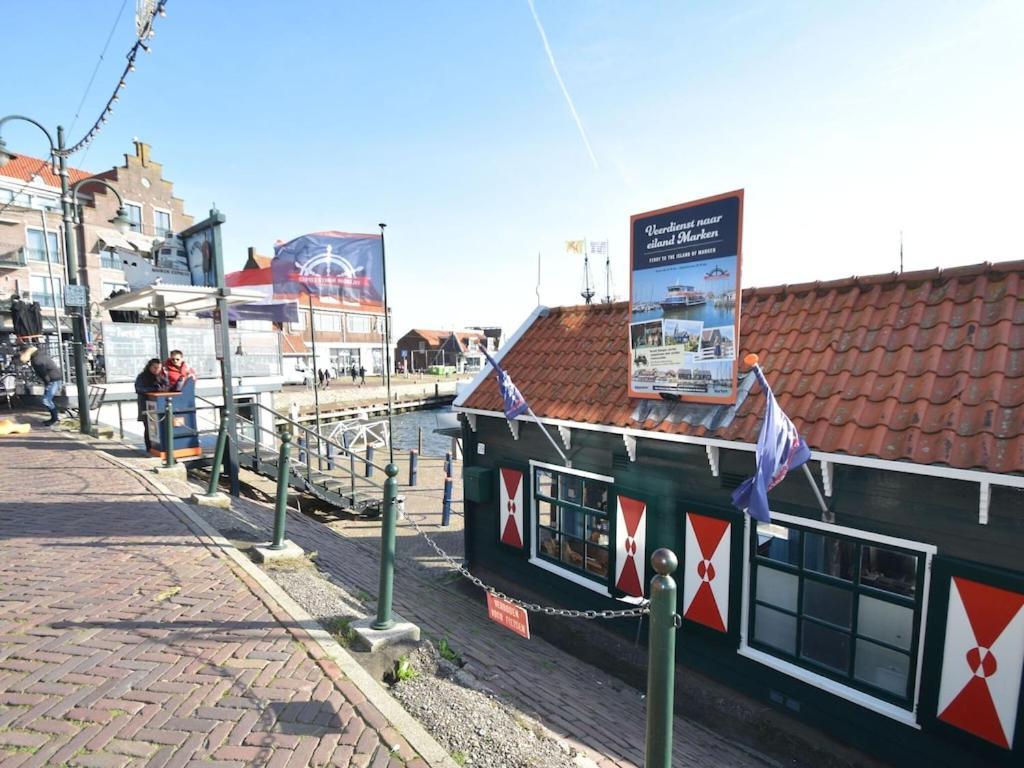 Modern Houseboat In Marina Of Volendam Hotel Exterior photo
