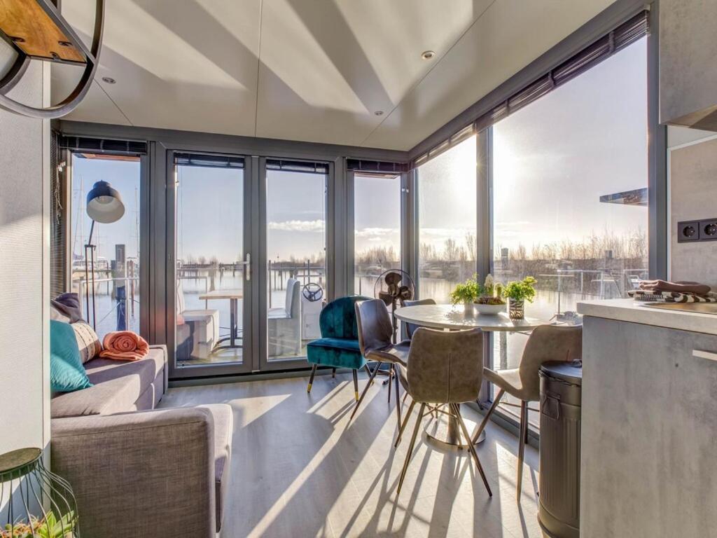 Modern Houseboat In Marina Of Volendam Hotel Exterior photo