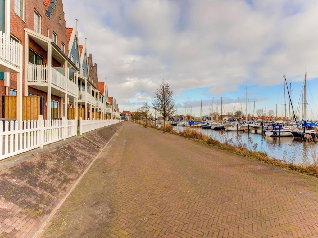Modern Houseboat In Marina Of Volendam Hotel Exterior photo