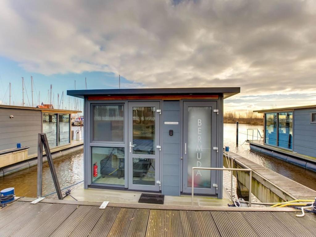 Modern Houseboat In Marina Of Volendam Hotel Exterior photo