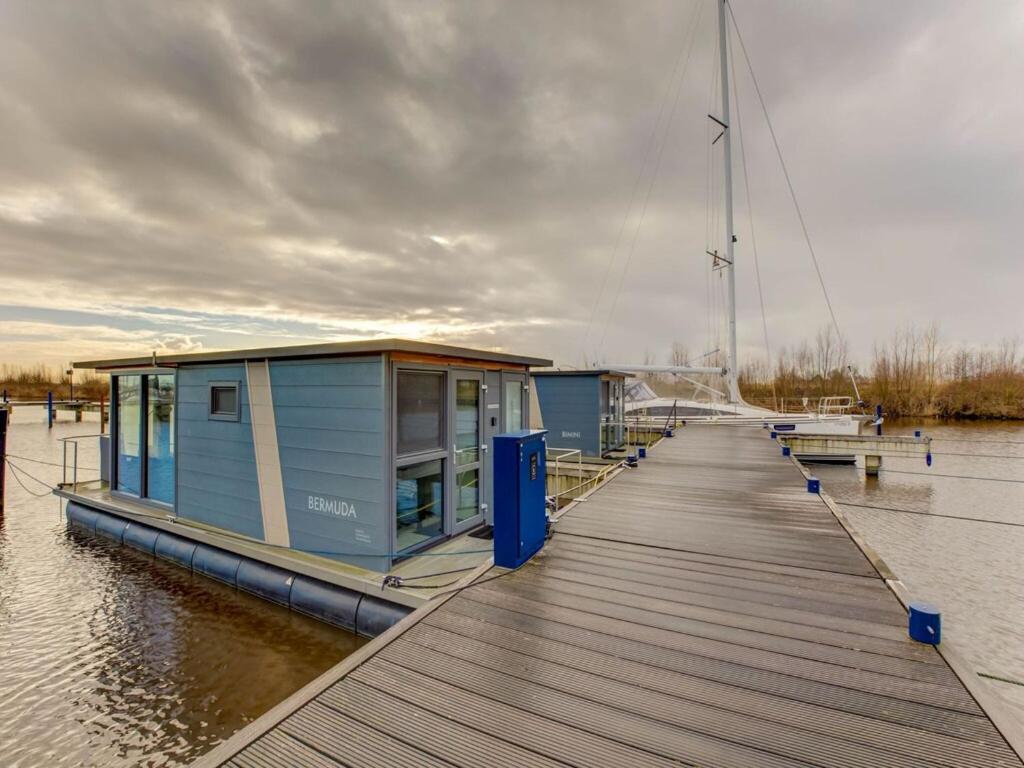 Modern Houseboat In Marina Of Volendam Hotel Exterior photo