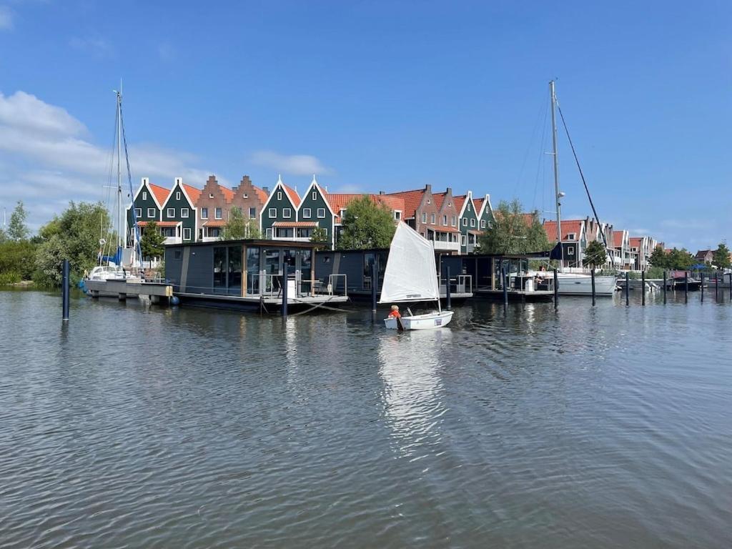 Modern Houseboat In Marina Of Volendam Hotel Exterior photo