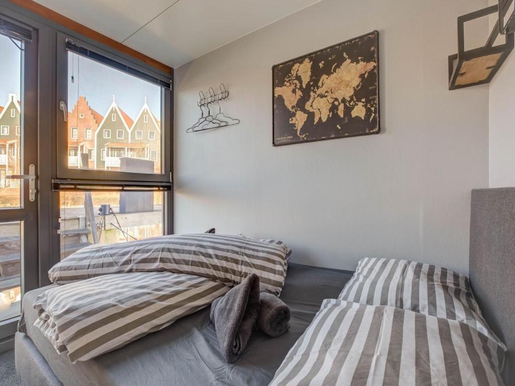 Modern Houseboat In Marina Of Volendam Hotel Exterior photo