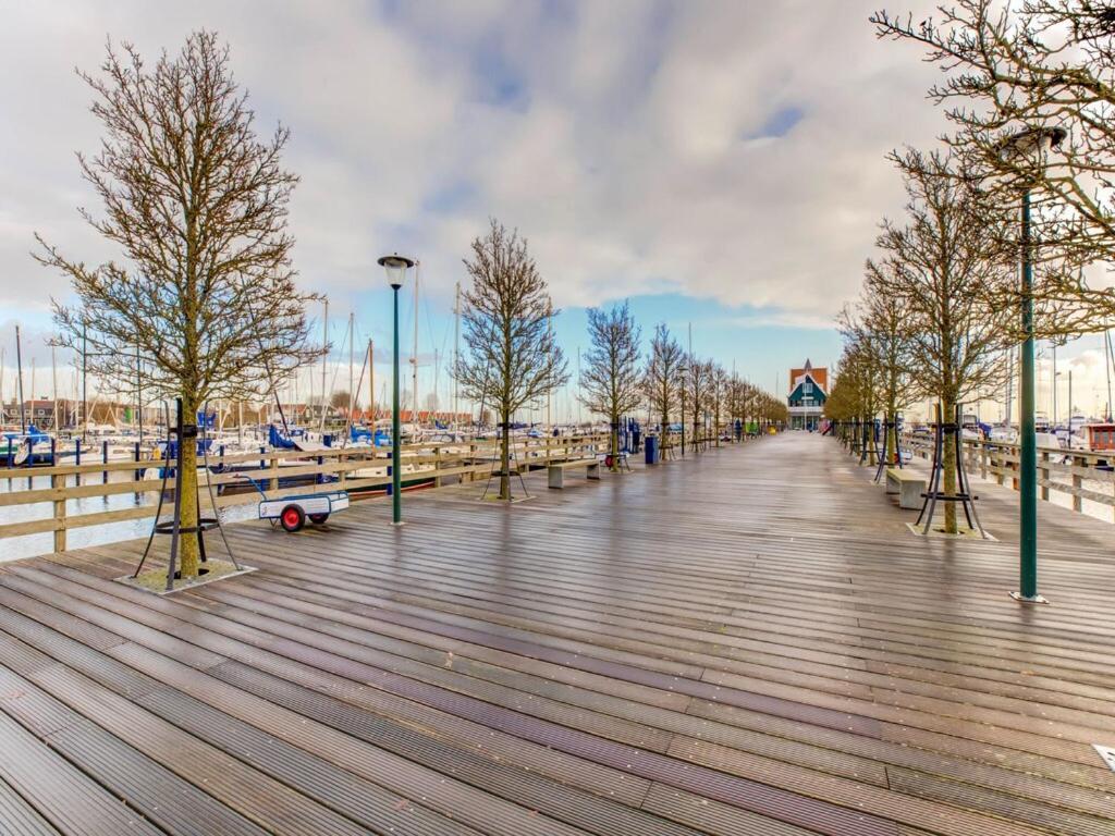 Modern Houseboat In Marina Of Volendam Hotel Exterior photo