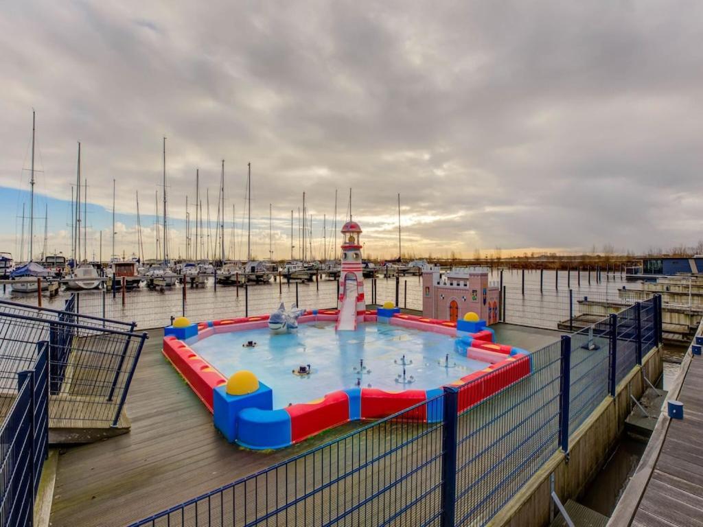 Modern Houseboat In Marina Of Volendam Hotel Exterior photo