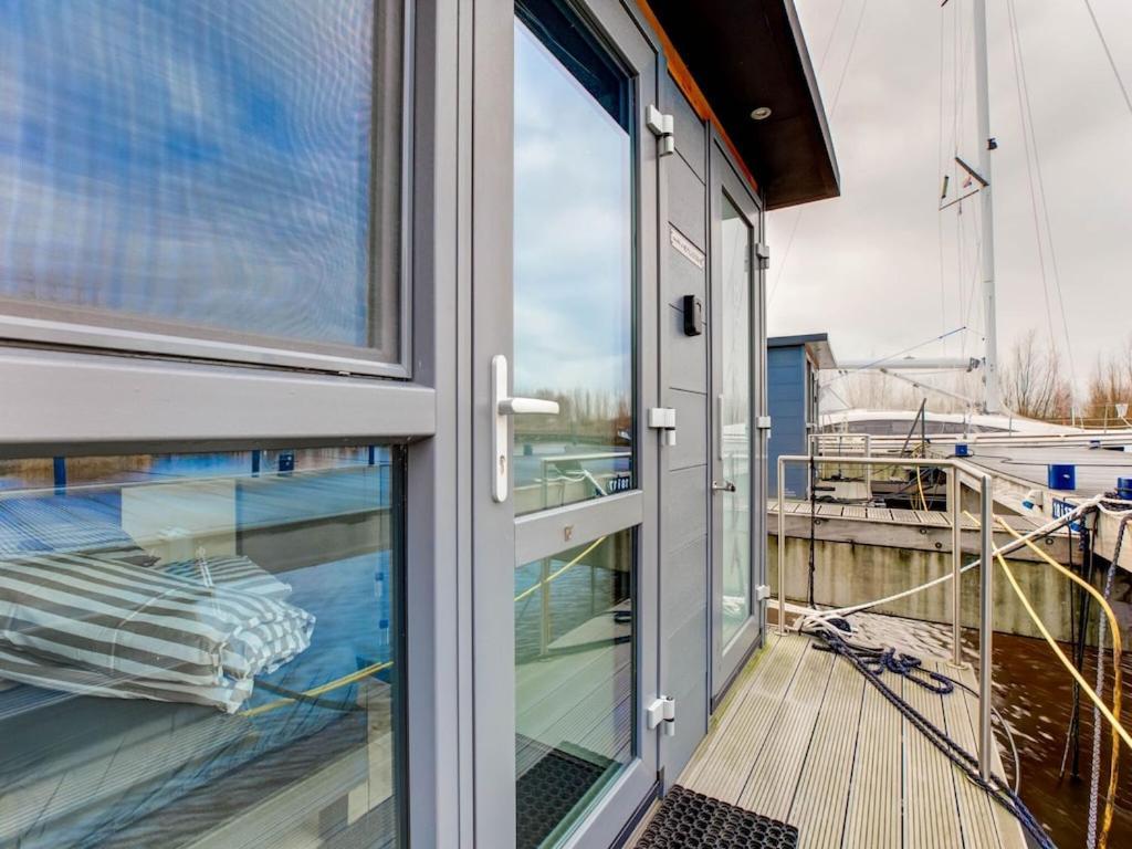 Modern Houseboat In Marina Of Volendam Hotel Exterior photo