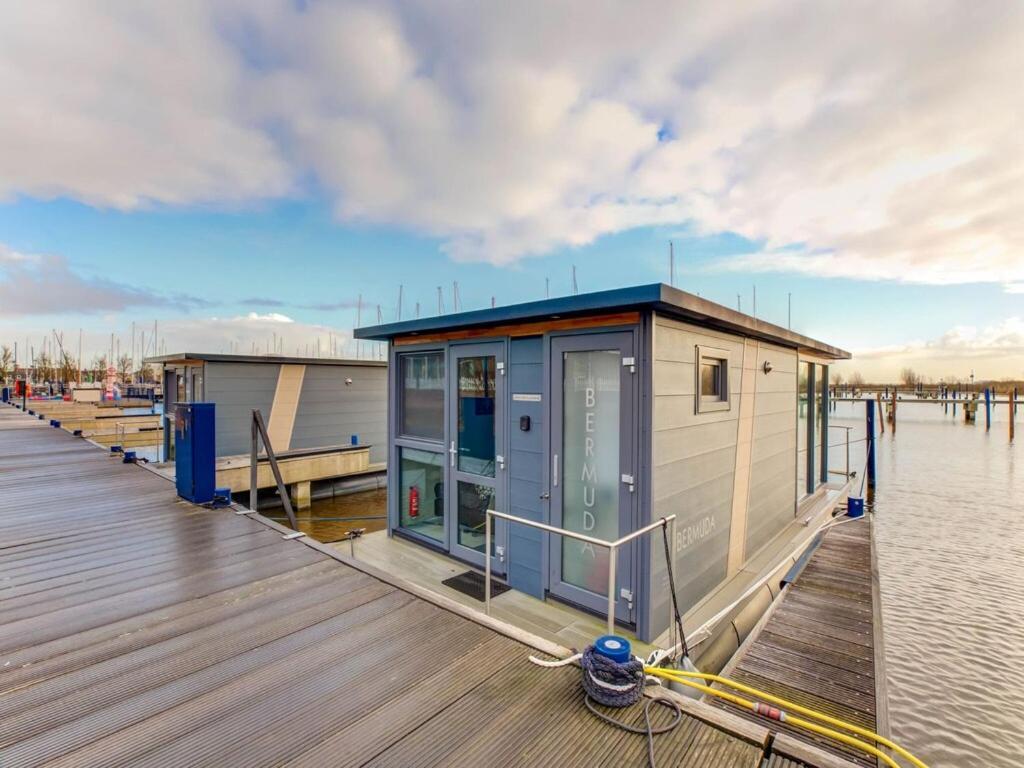 Modern Houseboat In Marina Of Volendam Hotel Exterior photo